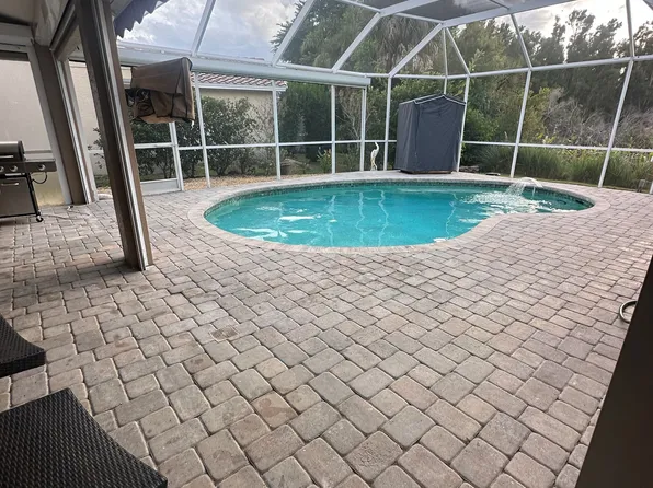 8960 Huntington Pointe Dr, Sarasota, FL 34238