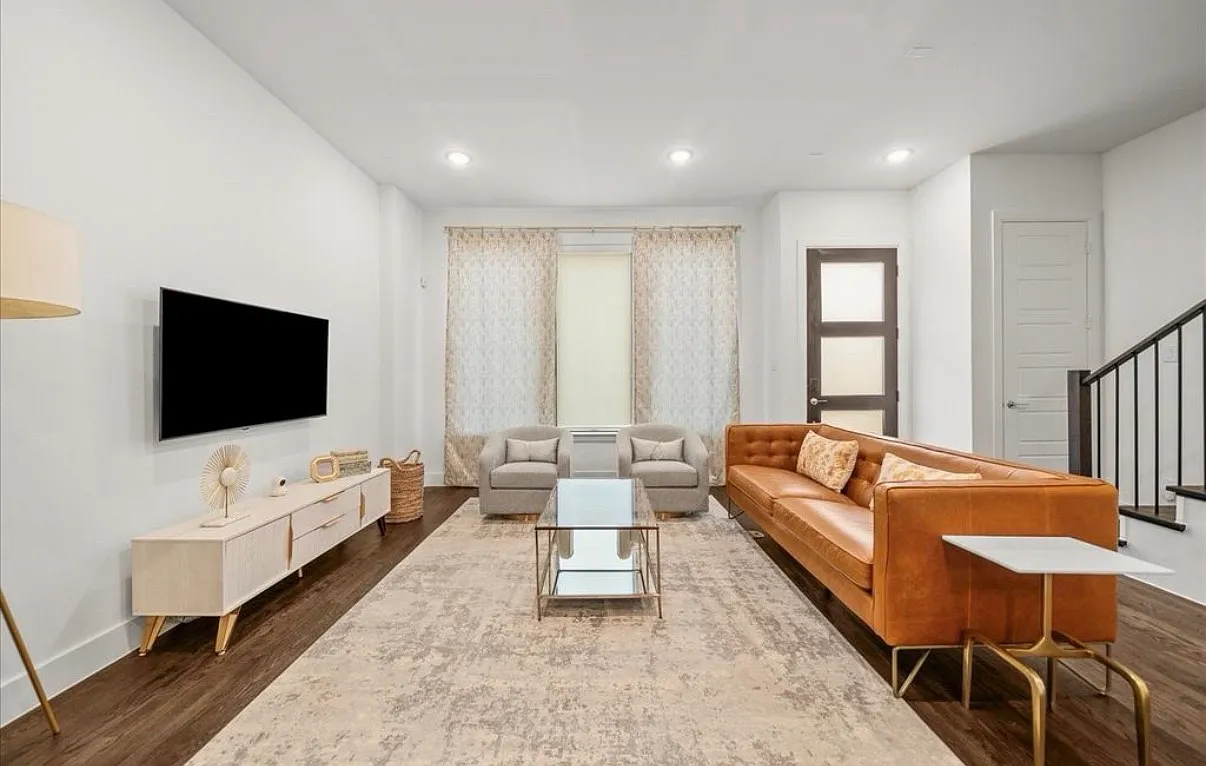 3 bed, 1695 sqft, $6,900 — Photo 1