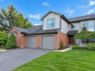 524 Winwood Cir, Walled Lake, MI 48390
