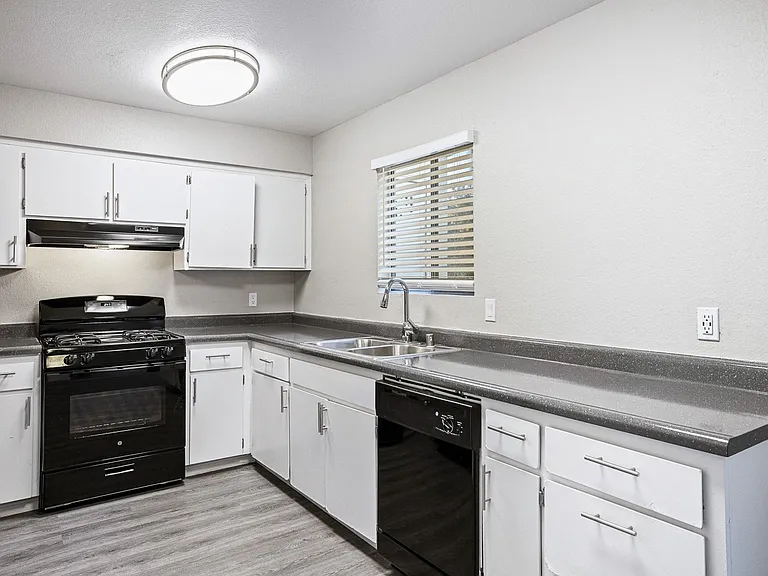 Oak Park Townhomes — Photo 21