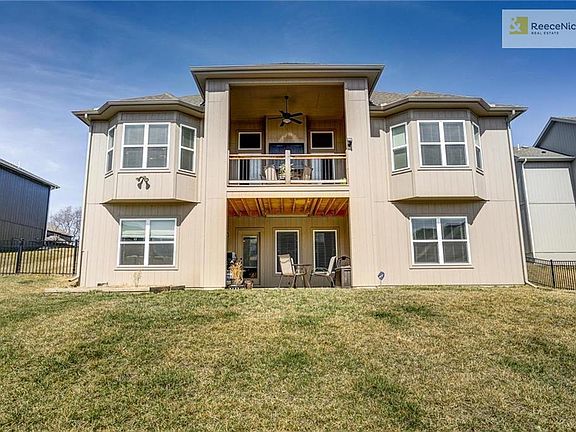 Large expanse of windows on the south side to capture & take best advantage of summer light and winter warmth. Great for home's energy efficiency.