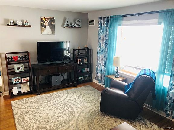 3rd image of 277 Roncroff Dr