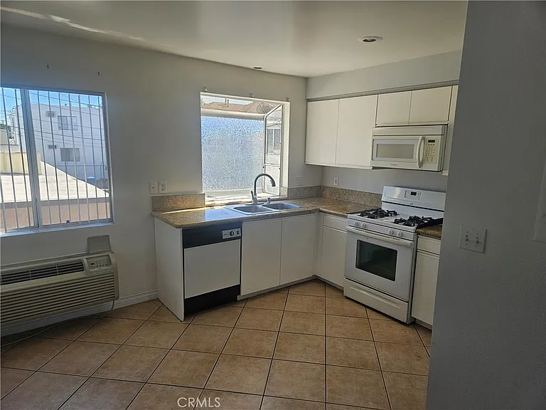 14159 Gilmore St #9 — Photo 5