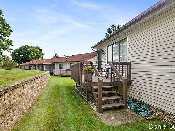 5th image of 605 Gardenview Dr SW
