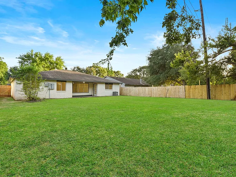 2322 Aprilmont Dr — Photo 29