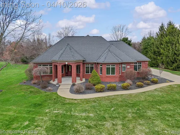 2901 Vero Dr, Highland, MI 48356