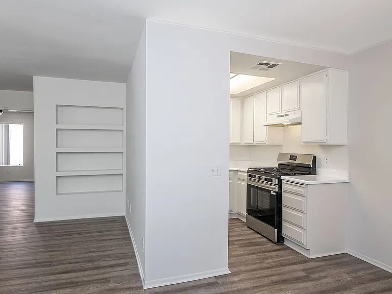 407-409 W Lexington Dr — Photo 7