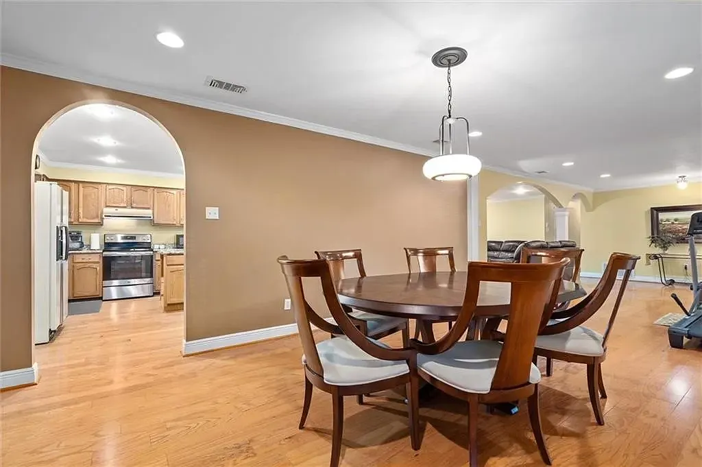 3 bed, 2093 sqft, $2,400 — Photo 3