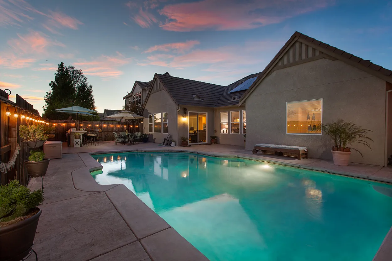2025 Rhodes Ln photo 1