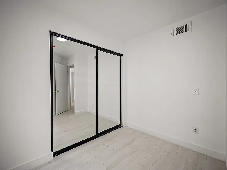 920 Everett St — Photo 31