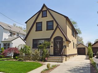 33 Hickory St, Floral Park, NY 11001