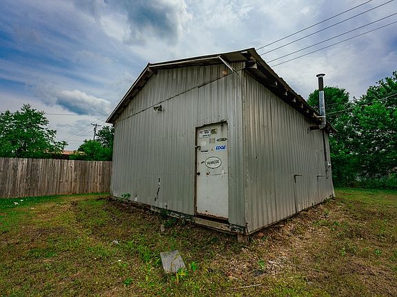 5th image of 410 W Mill St