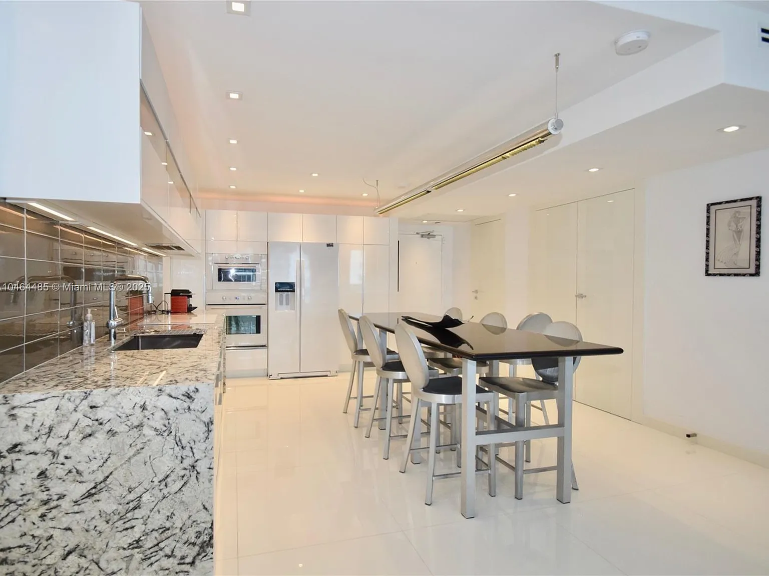 Roney Palace Condo — Photo 4