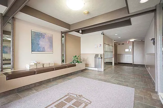 Mayfair Manor Apartments — Photo 4