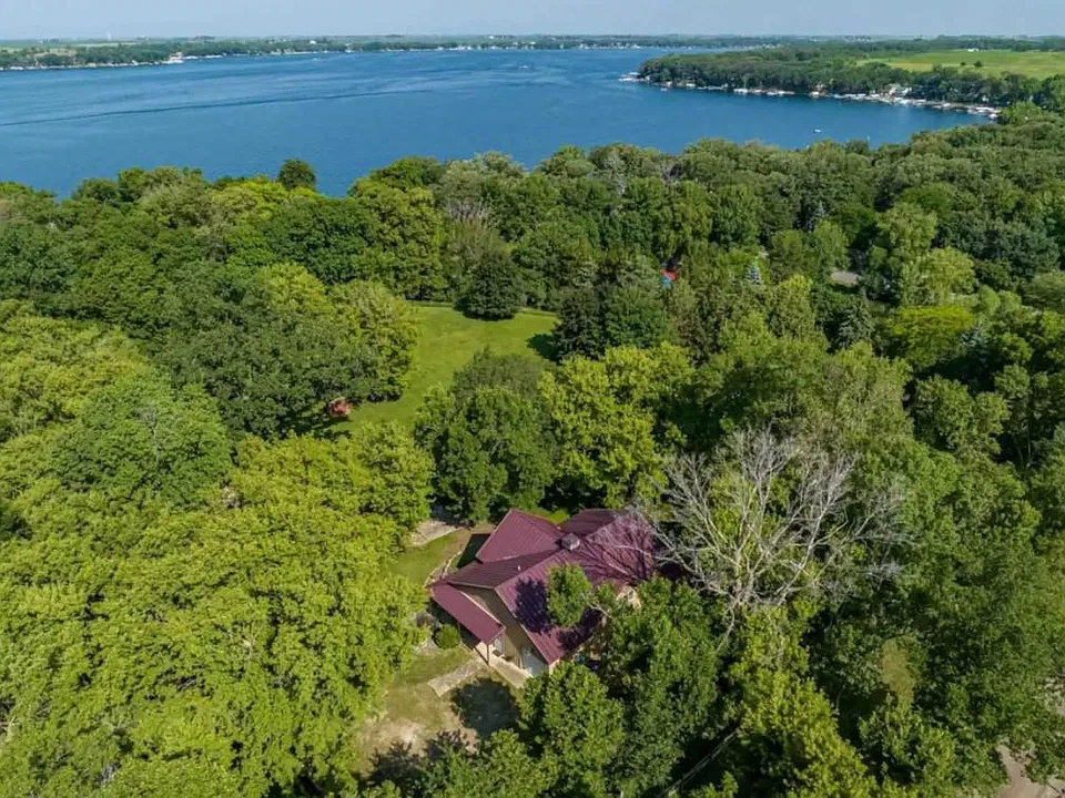 5104 Lake Shore Dr