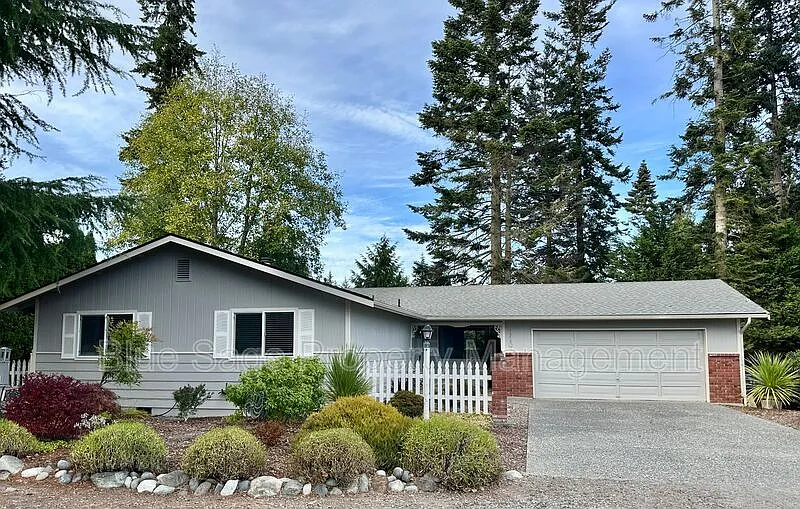 110 Leslie Ln