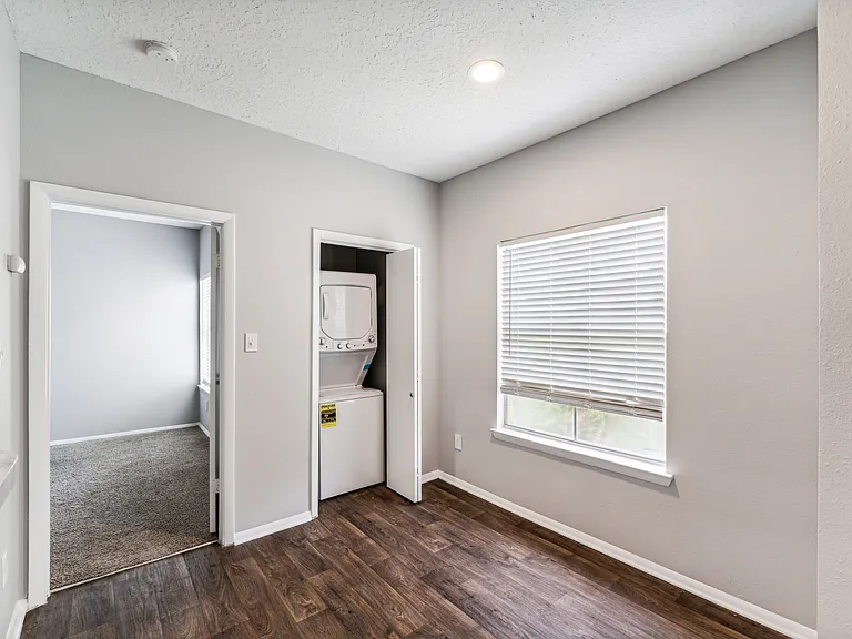 Waterford Creek Apartments — Photo 16