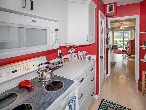 5th image of 1 Westwood Ave APT 102F