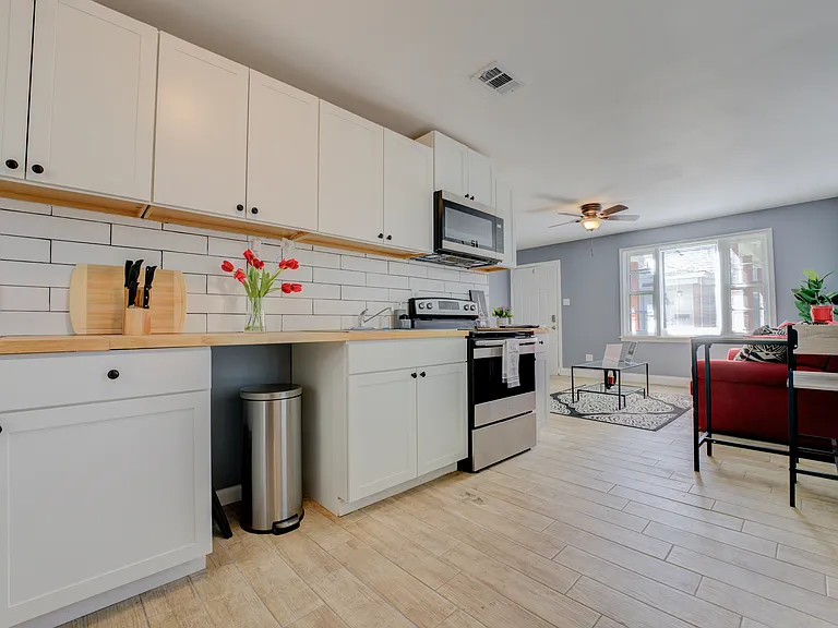 1050 N Pkwy #105 — Photo 31