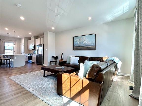 3rd image of 4106 Riverside Dr