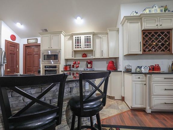 4th image of 903 Timberline Dr