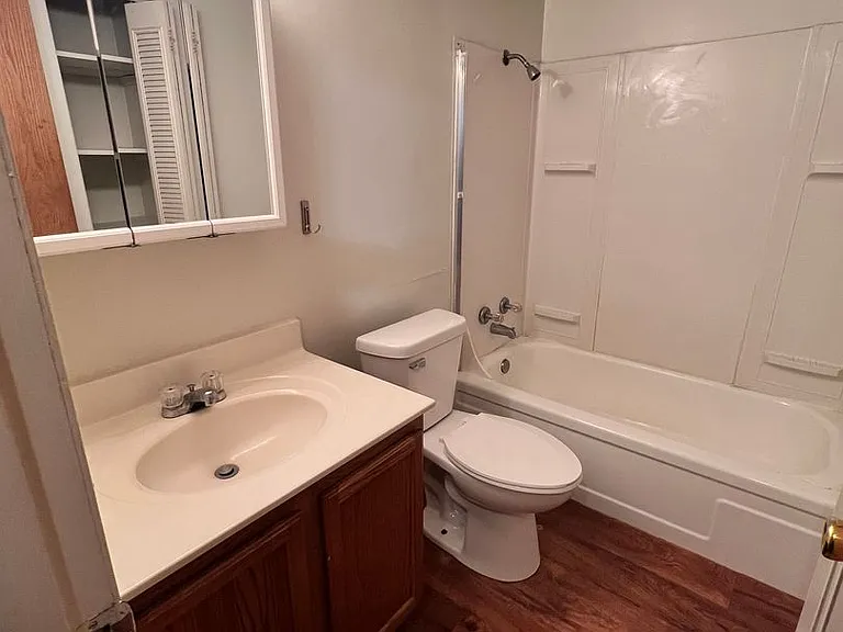 3205 University Dr #J — Photo 5