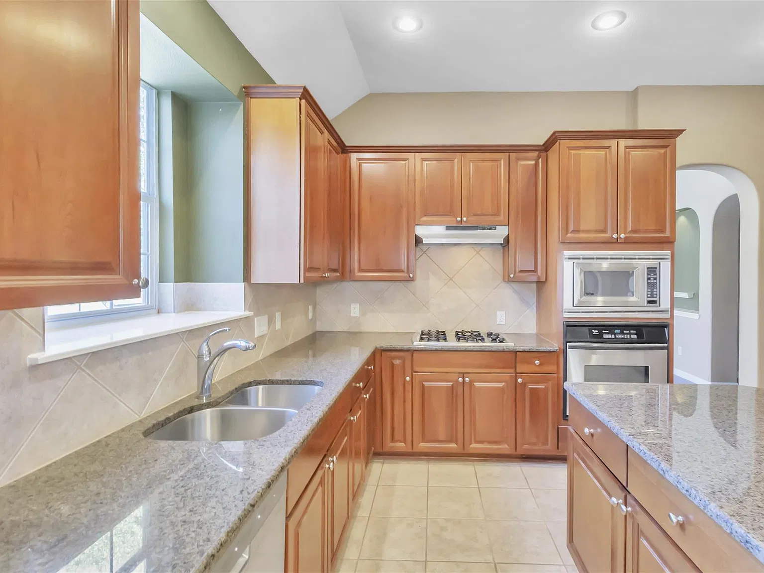 4 bed, 2.0 bath, 2707 sqft, $2,999 — Photo 4