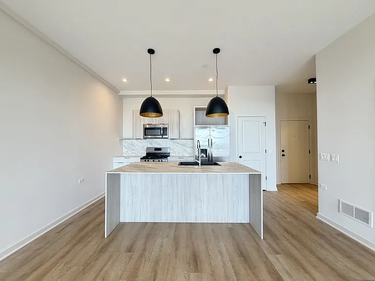 3207 N Narragansett Ave #703 — Photo 2