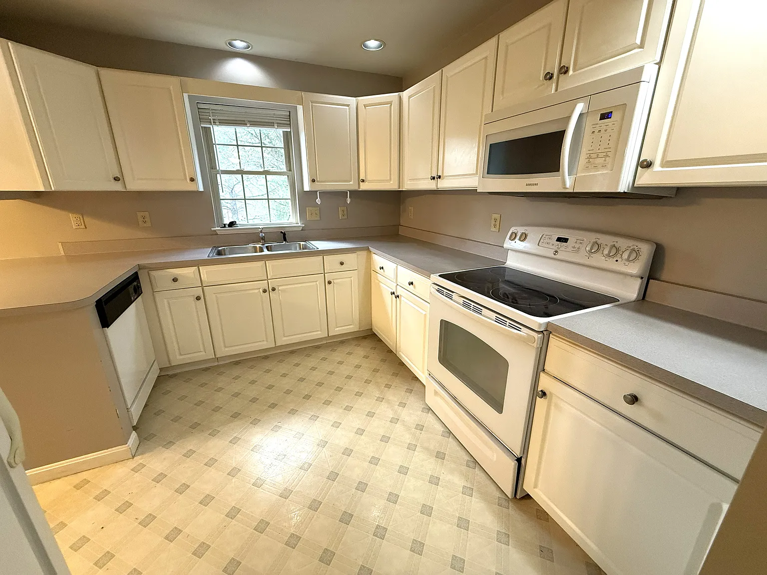 2 bed, 2.5 bath, 1232 sqft, $1,650 — Photo 2