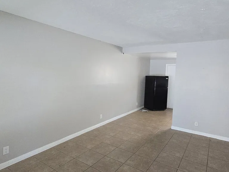 7146 N 57th Ave — Photo 16