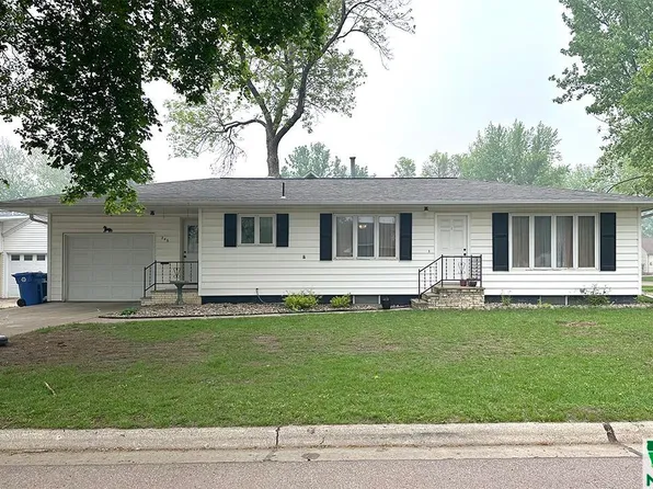 246 6th St NE, Sioux Center, IA 51250