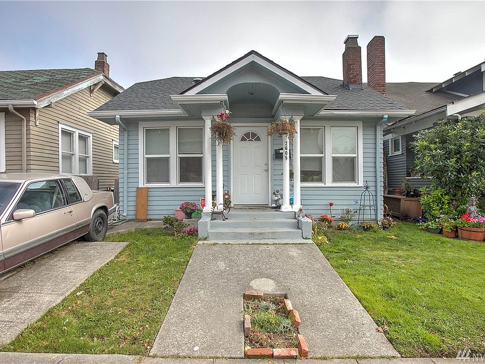 1 of 4 houses on this great city lot.    2605 Rockefeller Ave