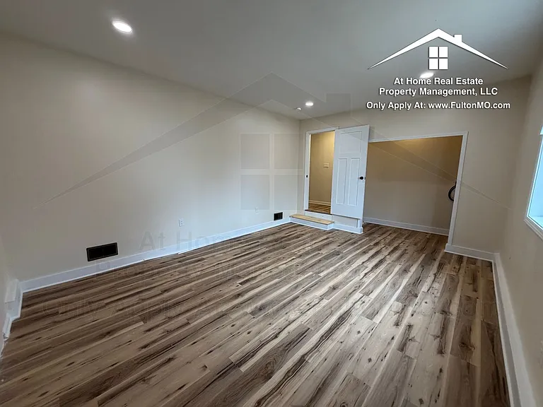 703 W 7th St — Photo 25