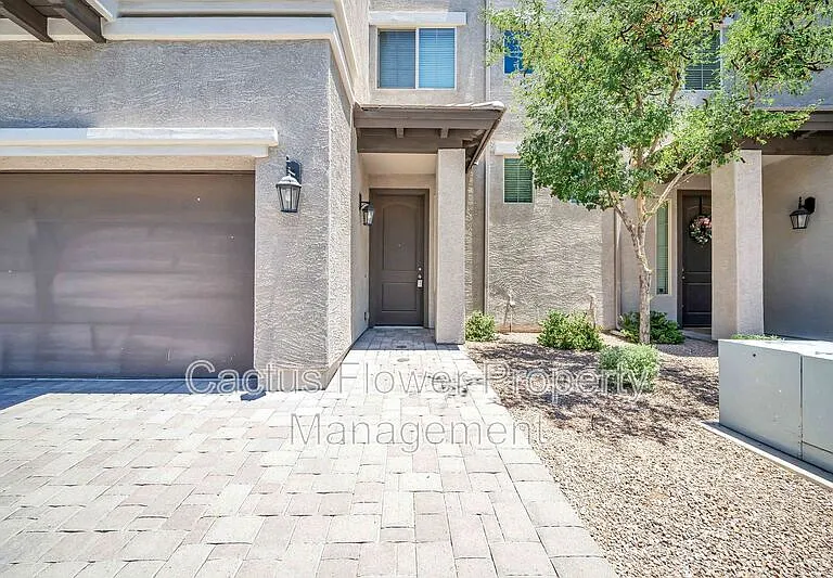 3067 N 33rd Pl — Photo 3