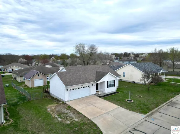 1215 Woods Dr, Sedalia, MO 65301