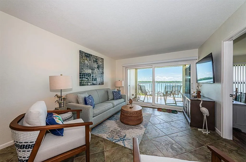 2 bed, 2.0 bath, 945 sqft, $2,300 — Photo 4