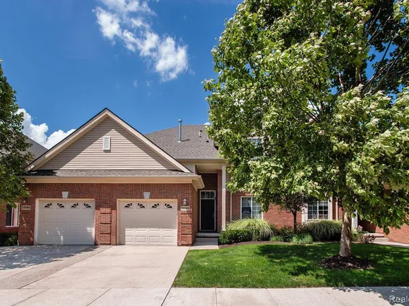29509 Woodpark Cir, Warren, MI 48092