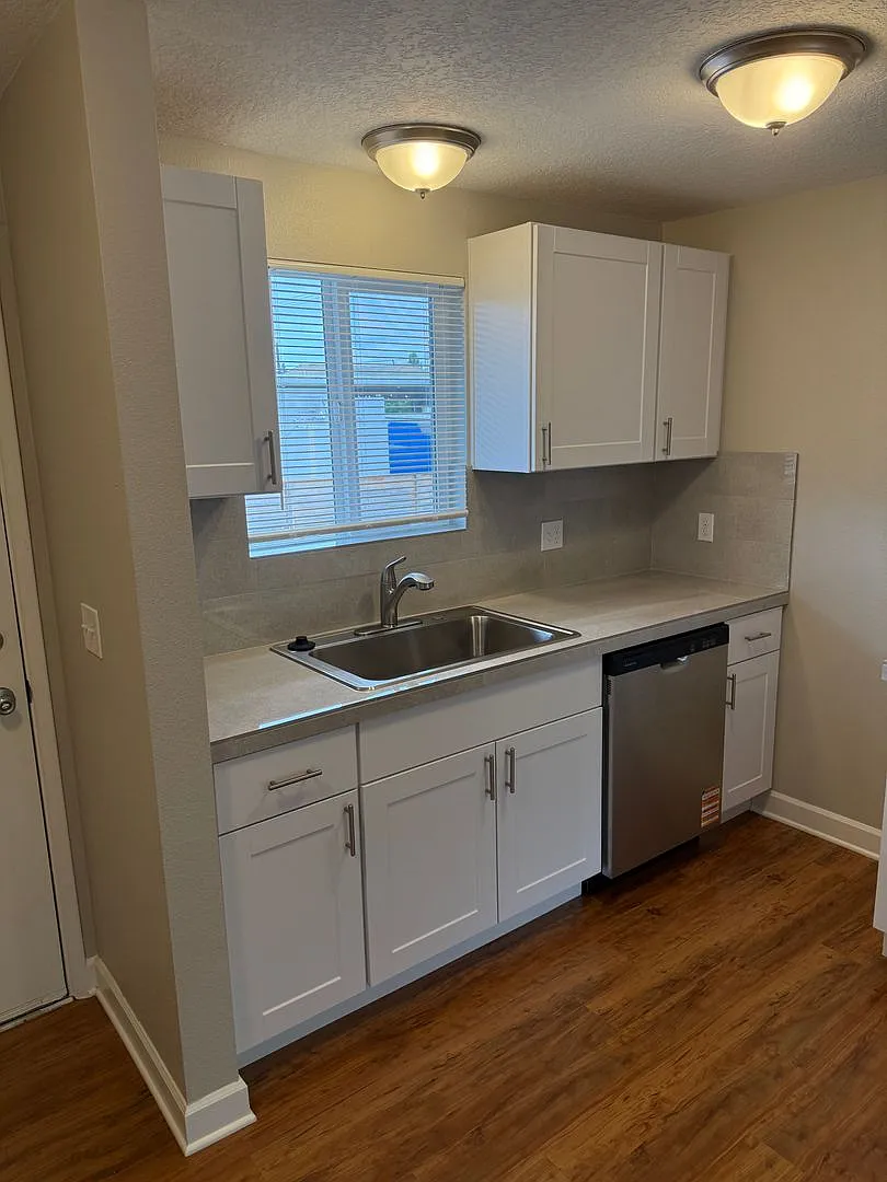 MAC CITY APARTMENTS — Photo 4