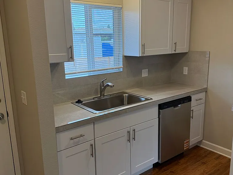 MAC CITY APARTMENTS — Photo 4