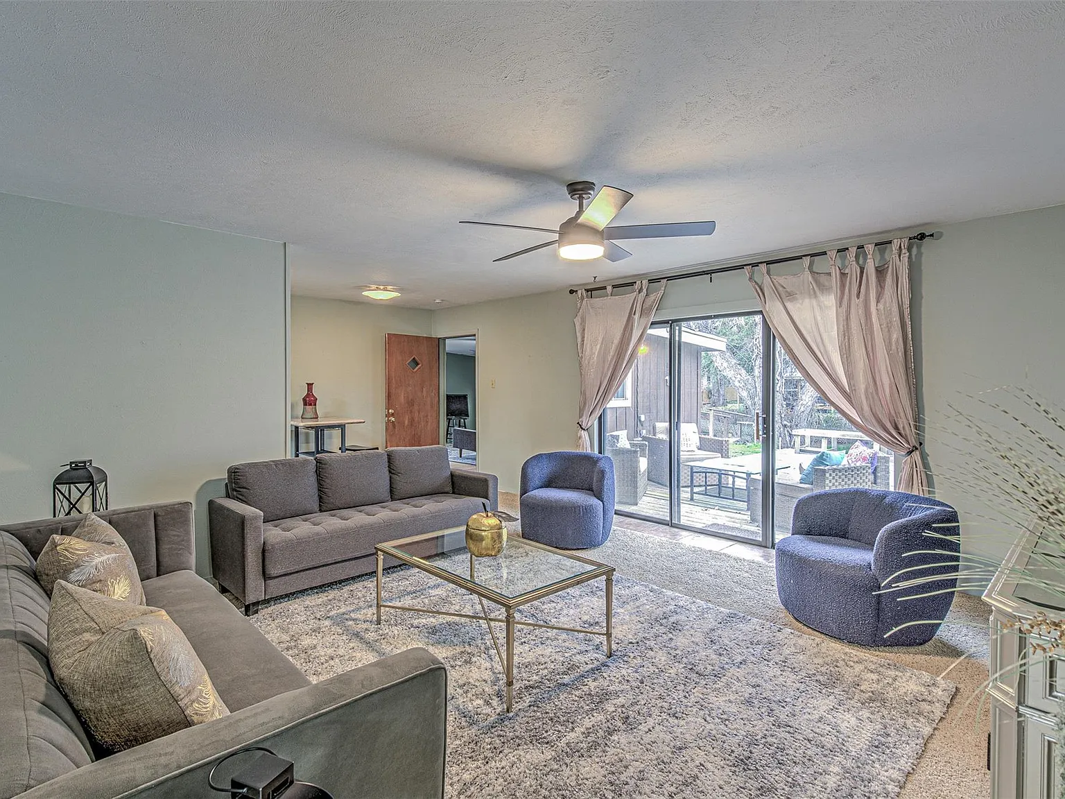 3 bed, 2.0 bath, 1669 sqft, $2,250 — Photo 4