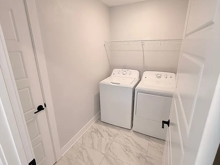 908 Lincoln Way — Photo 15