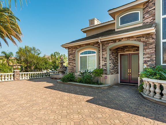 Front Patio & Fountain