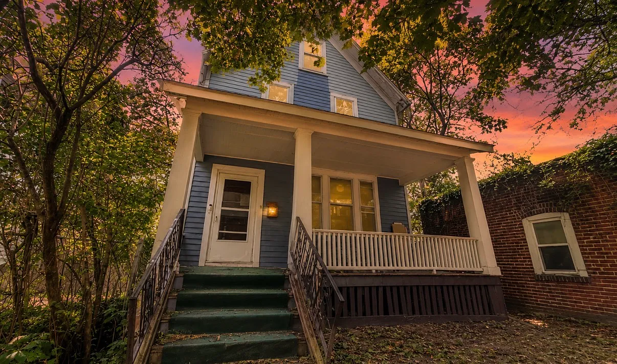 3 bed, 1.5 bath, 1300 sqft, $2,300 — Photo 1