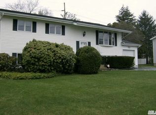 70 Ridge Rd, Wheatley Heights, NY 11798