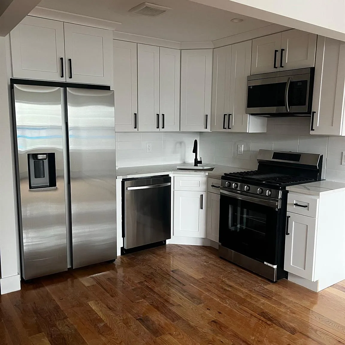 3 bed, 1153 sqft, $3,250 — Photo 1