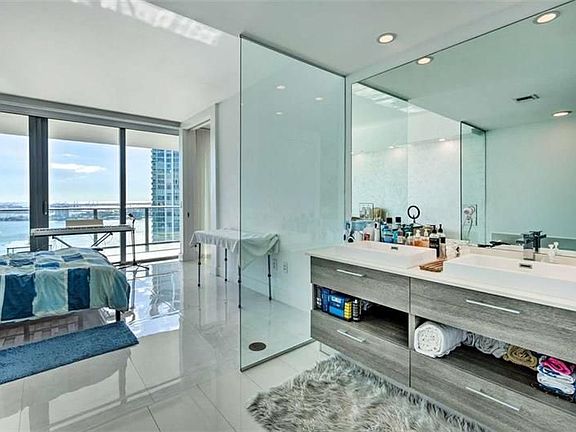 3rd image of 650 NE 32nd St #3805