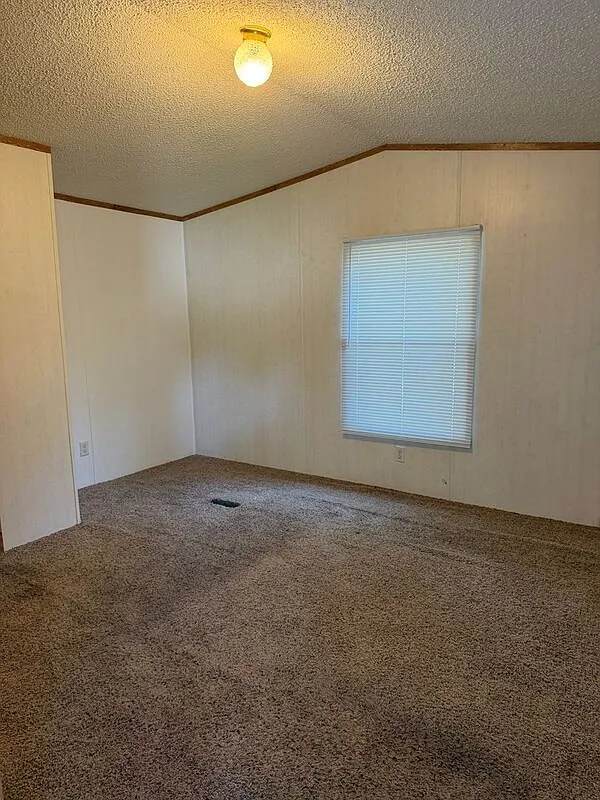 2 bed, 1.0 bath, 825 sqft, $440 — Photo 2