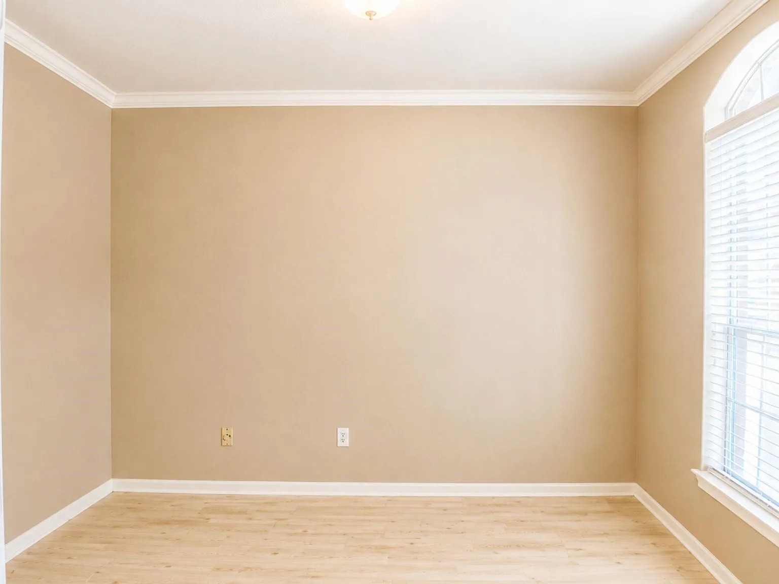 5 bed, 3.5 bath, 3219 sqft, $3,200 — Photo 4