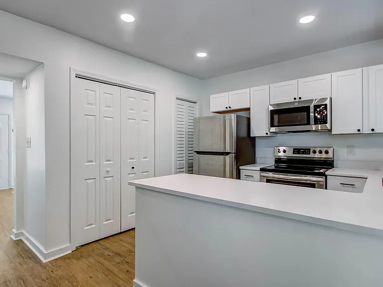 516 E Charlton Ln — Photo 8