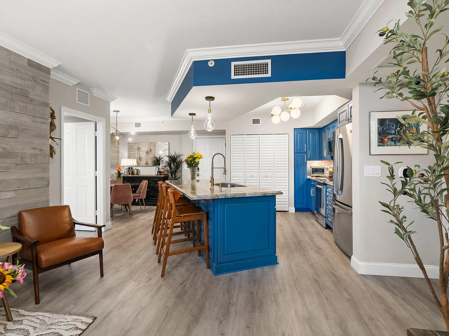 2 bed, 2.0 bath, 1118 sqft, $8,000 — Photo 2